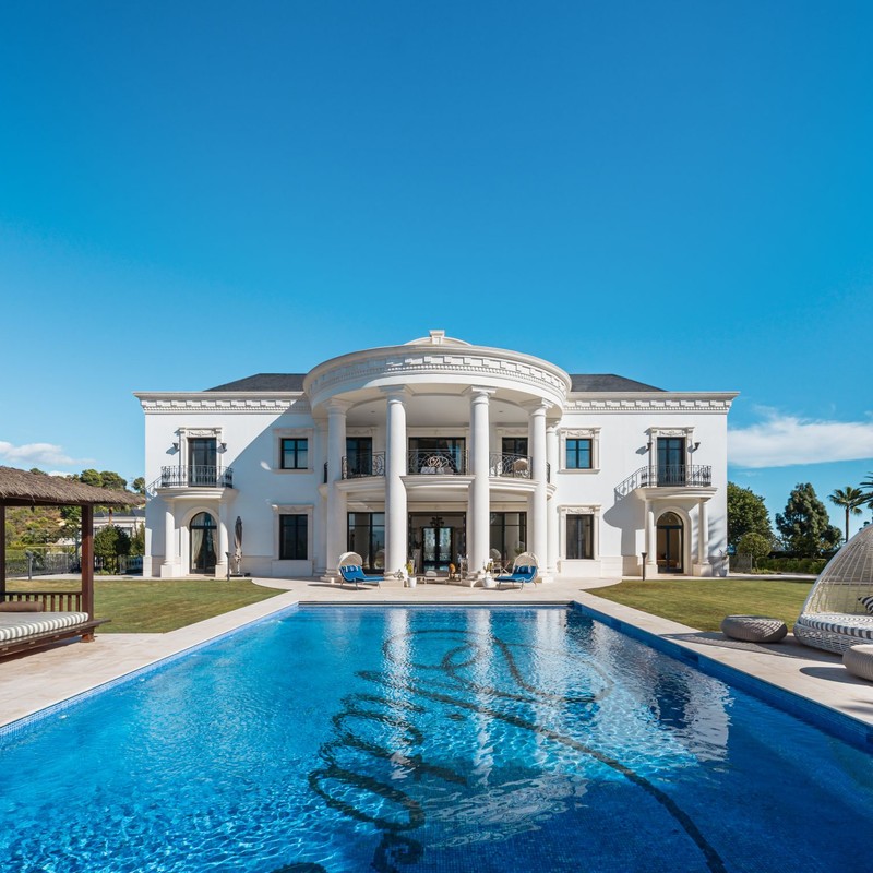 Przestronna rezydencja łącząca prywatność, elegancję i spektakularne widoki