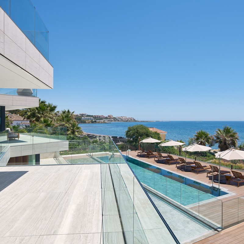 Przestronny apartament bezpośrednio przy plaży w Esteponie