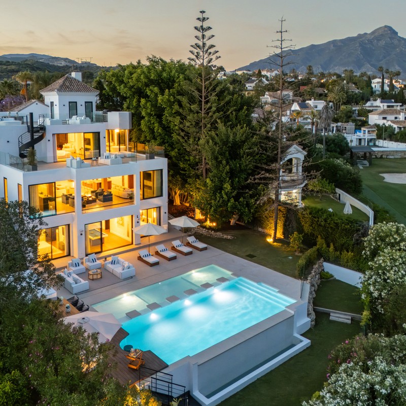 Wyrafinowana willa położona w dogodnej lokalizacji w pierwszej linii pola golfowego