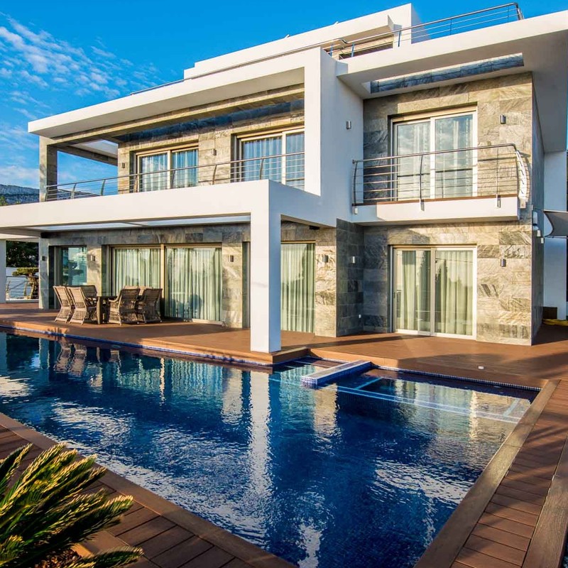 Elegancka willa z luksusowym ogrodem i widokiem na morze