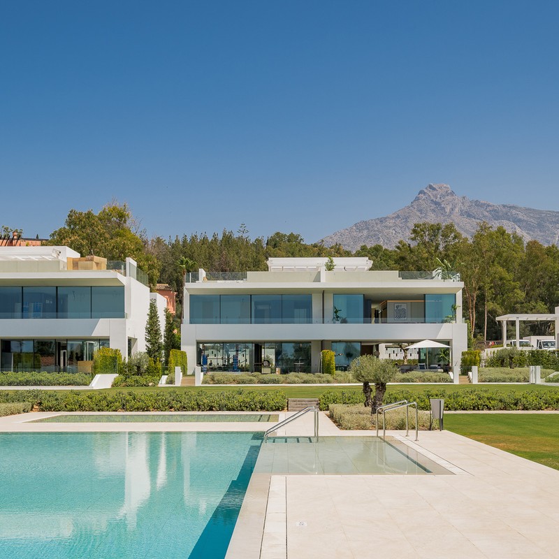 Nowoczesna willa z prywatnym rooftopem i widokami na morze